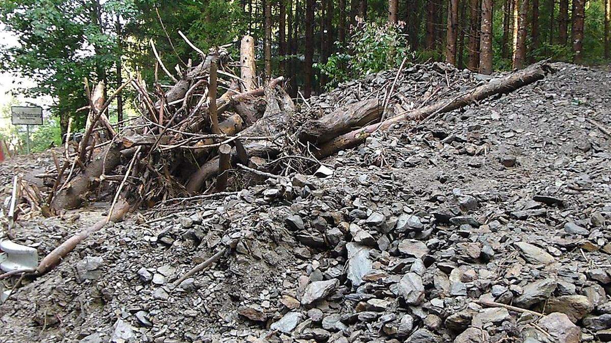 Der Ratzelbach verursachte im Bereich Römerweg Schäden 