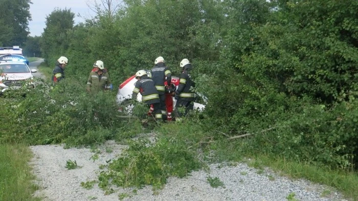 Eine Autolenkerin war mit Ihrem Pkw von der B 63a abgekommen und mit ihrem Fahrzeug zwischen Bäumen und Sträuchern im Graben gelandet.