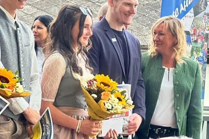 Im obersteirischen Luftkurort zu Gast waren bei diesem Anlass auch aktuelle Ski-Stars wie Julia Scheib, Cornelia Hütter oder Stefan Babinsky, die von Renate Götschl den Ehrenring in Gold des Skiverbandes überreicht bekamen