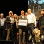 Der millionste Besucher mit dem Team des Forum Klosters