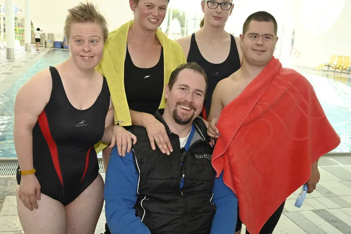 Der Obmann des Behindertensportvereines, Klaus Hössl, mit den Sportlern Gerid Rindler, Marion Adenberger, Anna-Lena Stocker und Gernot Platzer mit Klaus Hössl. Der Verein trainiert seit Anbeginn in der Drautalperle, betreut von Werner Steindl und Hanni Glanznig.