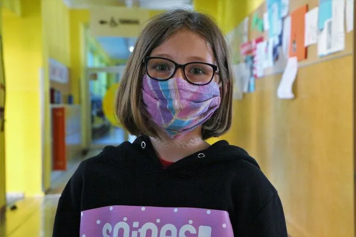 "Ich finde es voll cool wieder in der Schule zu sein und finde es total lustig wieder in der Schule zu lernen, weil es ganz anders ist, als zu Hause zu lernen. Mit dem Mundschutz im Hof ist es ein bisschen blöd, weil man beim Laufen fast keine Luft bekommt und meine Brille anläuft.", sagt Florentina Gohla aus der VS in Weiz.
