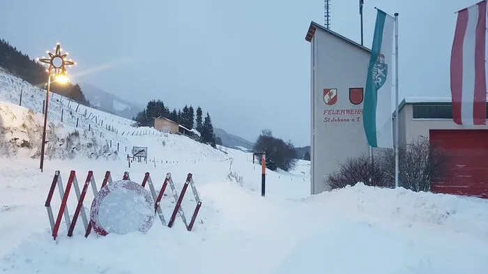 Bereits ab St. Johann am Tauern ist die Weiterfahrt auf der Triebener Straße nur eingeschränkt möglich.
