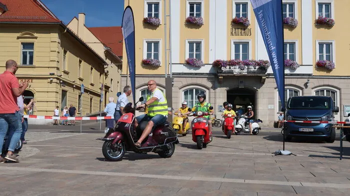 Pünkltich um 11 Uhr rollten dei Vespa-Fahrer gemeinsam auf den Brucker Hauptplatz.
