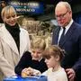 ABD0109_20240425 - HAMBURG - DEUTSCHLAND: dpatopbilder - 25.04.2024, Hamburg: Fürst Albert II. von Monaco (r) und seine Gattin Charlene Lynette Grimaldi (l), Fürstin von Monaco, eröffnen zusammen mit ihren Kindern, den Zwillingen Gabriella (2.v.r) und Jacques (2.v.l), die neue Monaco-Welt im Miniatur Wunderland. Foto: Georg Wendt/dpa +++ dpa-Bildfunk +++. - FOTO: APA/dpa/Georg Wendt