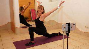 Die Radentheiner Fitnesstrainerin Melanie Golob bietet ihre Kurse derzeit online an. Erstellt werden die Videos ganz einfach mit dem Smartphone. Manchmal turnen sogar Golobs Katzen mit