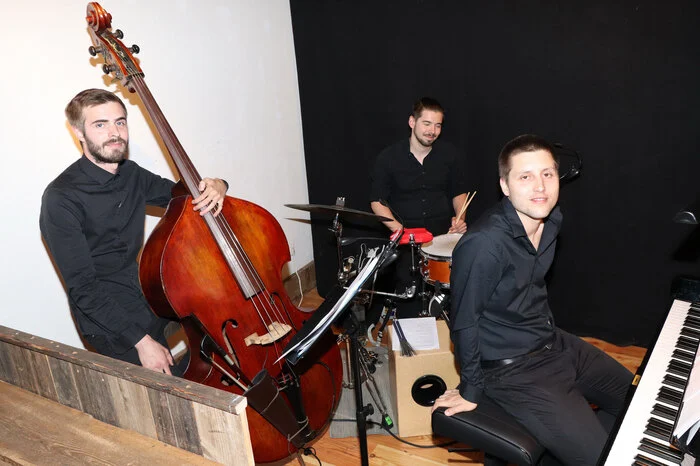 Musik: Frank-Fusion-Trio: Fabian Mang, Klavier, Stefan Delorenzo, Bass, Philipp Bindreiter, Schlagzeug.