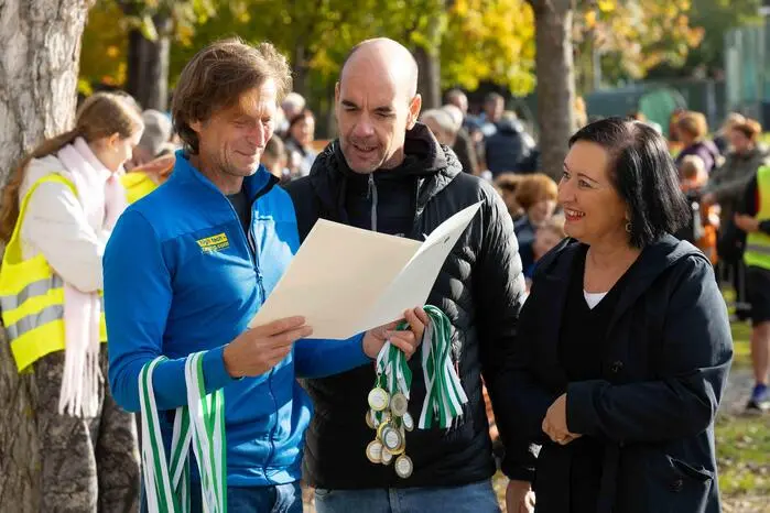 Mit dabei waren auch zahlreiche Ehrengäste, darunter Bürgermeister Philipp Hirzberger und Bildungsdirektorin Elisabeth Meixner, die den jungen Läuferinnen und Läufern gratulierten und zur großartigen Stimmung beitrugen. 