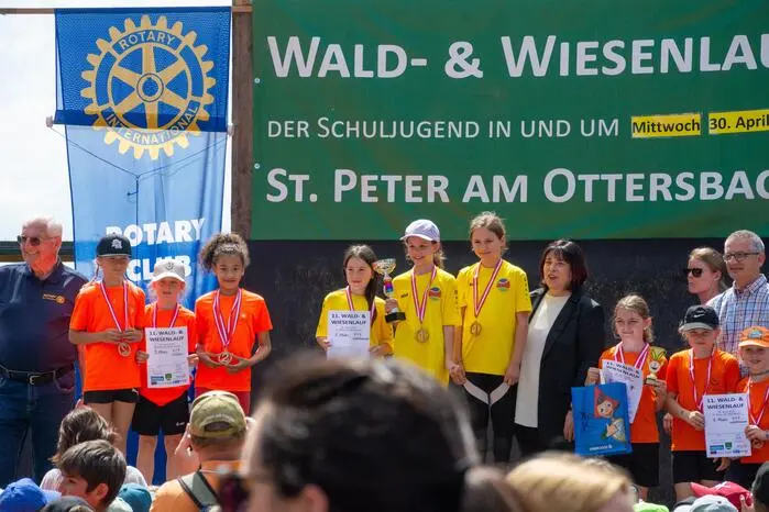 Urkunden und Medaillen als Belohnung für die Leistungen auf der Laufstrecke