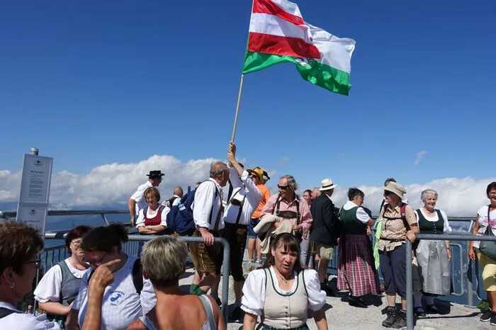 Sie zeigten im Ausland nicht nur ihr Können, sondern versuchten sich auch an den einheimischen Tänzen. Klicken Sie sich durch weitere Bilder.