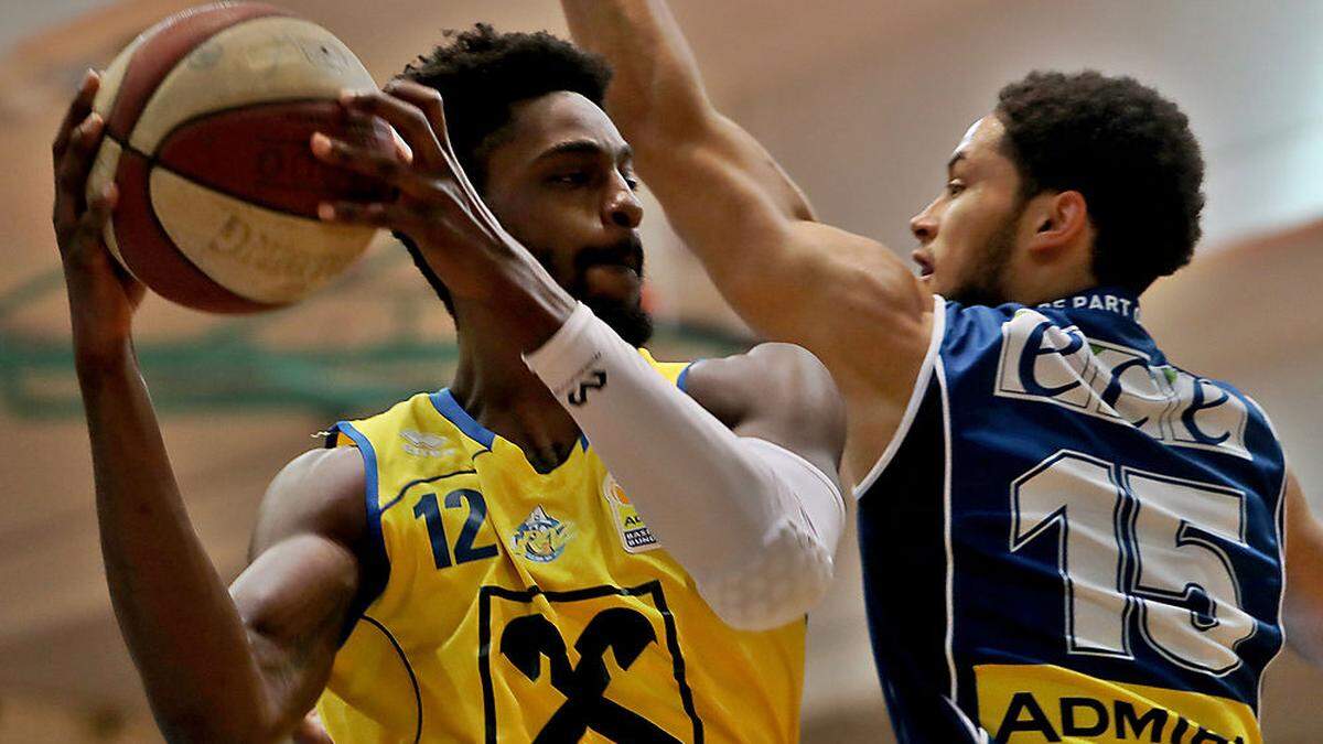 Cameron Naylor (links) schaffte für Graz das nächste Double-Double: 13 Punkte, 14 Rebounds