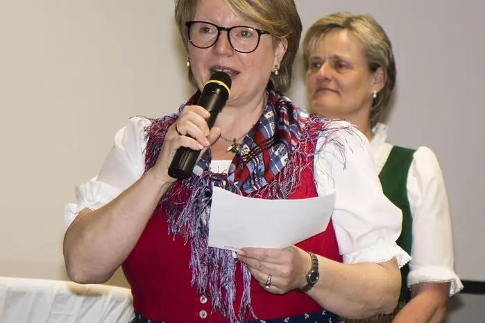 Maria Reumüller begrüßte das zahlreiche Publikum aus nah und fern und stellvertretend für alle Ehrengäste den Hausherren Bgm. Heribert Kranz. 