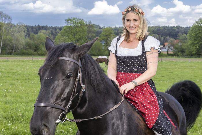 Pferdewirtin Stefanie Bartl hat am 19. Oktober 2022 ihren ersten Auftritt in der 19. Staffel von "Bauer sucht Frau" auf ATV