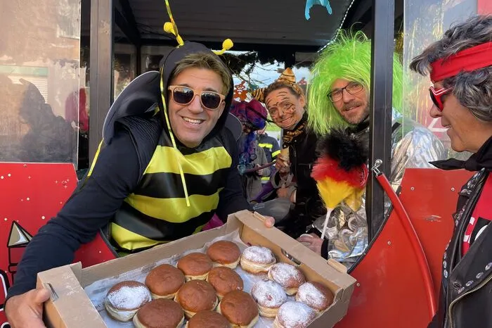 Hunderte Besucher fanden sich entlang der Strecke ein, um den Wägen und Fußgruppen zuzujubeln.