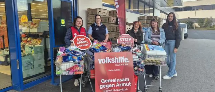 Andrea Penker, Vorsitzende der Volkshilfe Spittal, und weitere Mitglieder sammelten am „Tag gegen Armut“ Lebensmittelspenden 
