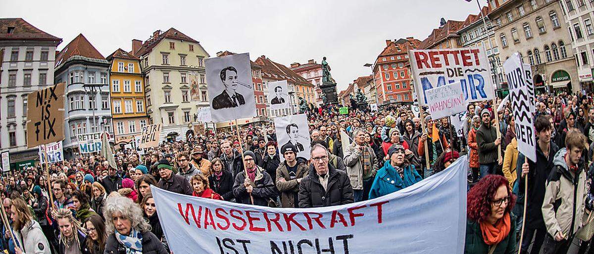 Rund 1200 Gegner des Murkraftwerks Graz demonstrierten am Freitag auf dem Grazer Hauptplatz gegen das Projekt  