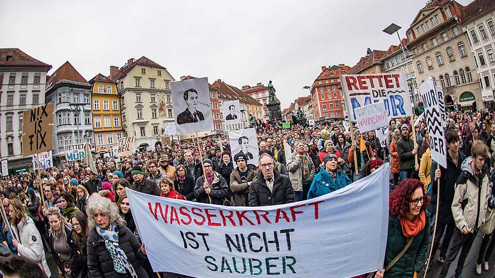 Rund 1200 Gegner des Murkraftwerks Graz demonstrierten am Freitag auf dem Grazer Hauptplatz gegen das Projekt  