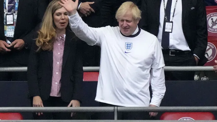 Beim EM-Finale zwischen Italien und England fand sich wieder viel Prominenz auf der VIP-Tribüne ein. Ein Überblick. Der englische Premierminister Boris Johnson war mit seiner Frau Carrie ebenso mit dabei wie...