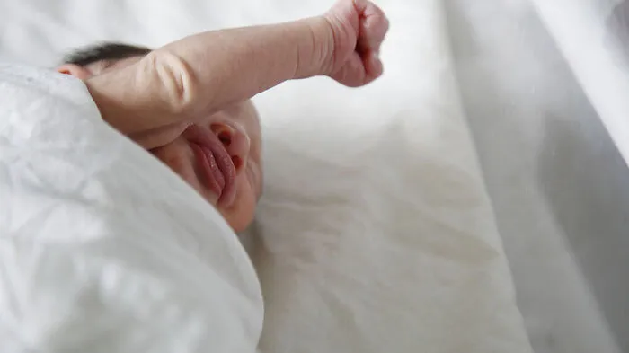 Baby auf Grundstück gefunden / Themenbild