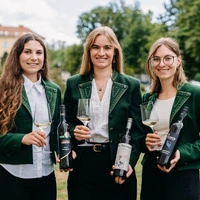 Gestatten, die neuen Steirischen Weinhoheiten: Weinkönigin Cäcilia I. Skoff (Mitte) und ihre Hoheiten Julia Perner (rechts) sowie Sandra Purkhart