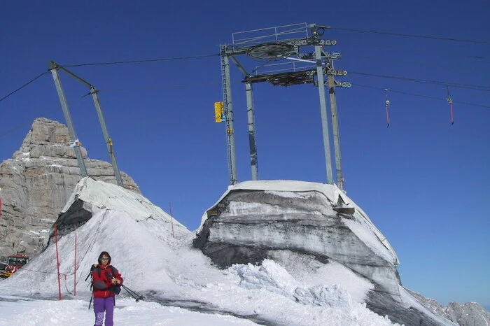"Dieses Bild vom Sommer 2003 zeigt die Gletscherabdeckung der Liftstütze, die das Abschmelzen des Eisfundaments verhindern soll. Daneben sieht man, dass das Eis ohne Schutzfolie um drei Meter abgeschmolzen ist", erklärt Alexander Podesser von der Zentralanstalt für Meteorologie und Geodynamik.