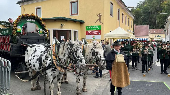 Im Leobener Ortsteil Göss gibt es den ersten Bieranstich zur Eröffnung des Gösser Kirtags mit einer insgesamt vier Kilometer langen Standlstraße.