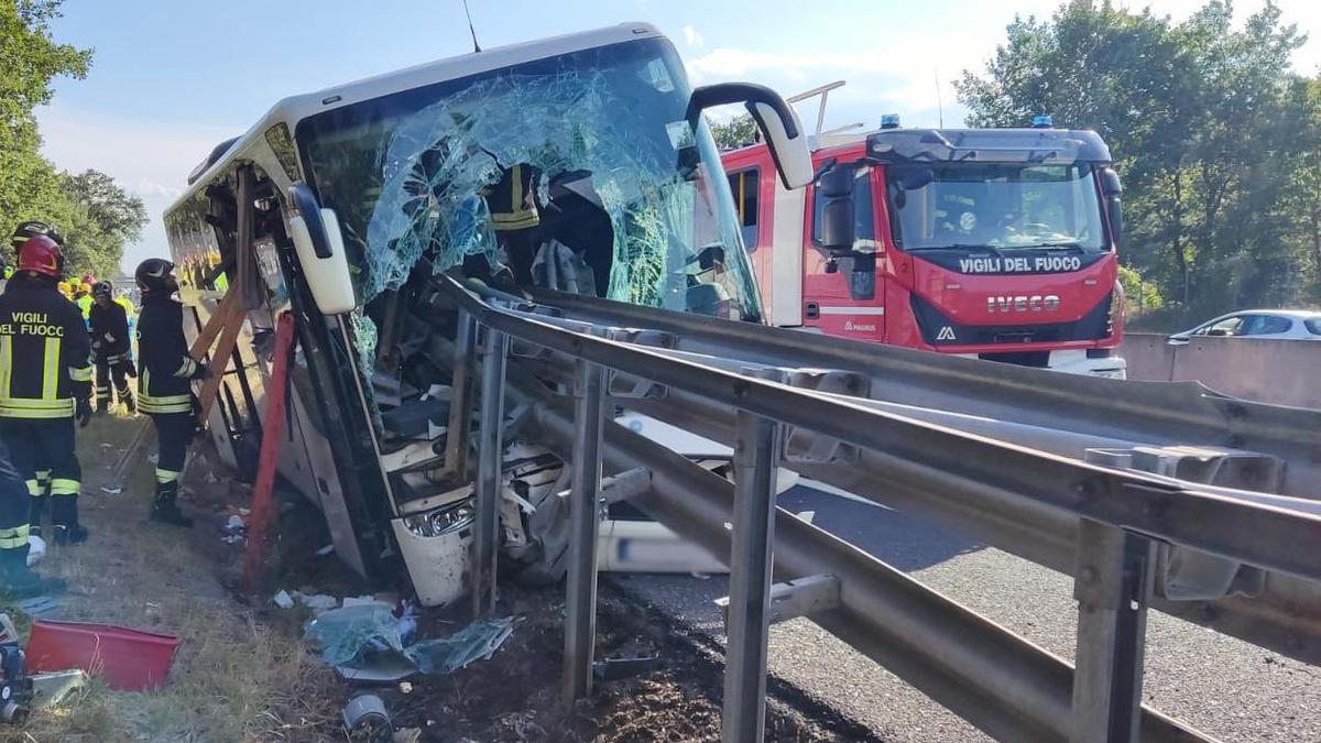 In dem Bus saßen demnach insgesamt 45 Menschen. 25 von ihnen wurden verletzt, zwei davon schwer