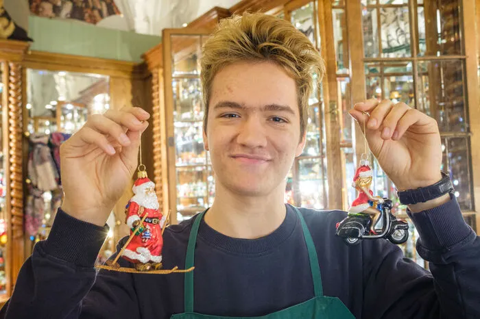 Er fährt Ski, sie sitzt auf dem Roller - Weihnachtsmann und -frau beim Haller