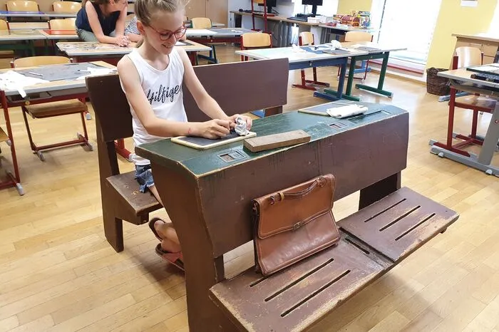 Die 150 Jahre alte Schulbank ist eine Leihgabe aus Stübing.