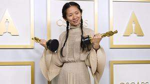 Zweifache Oscarpreisträgerin und Abräumerin der Nacht: Filmemacherin Chloé Zhao