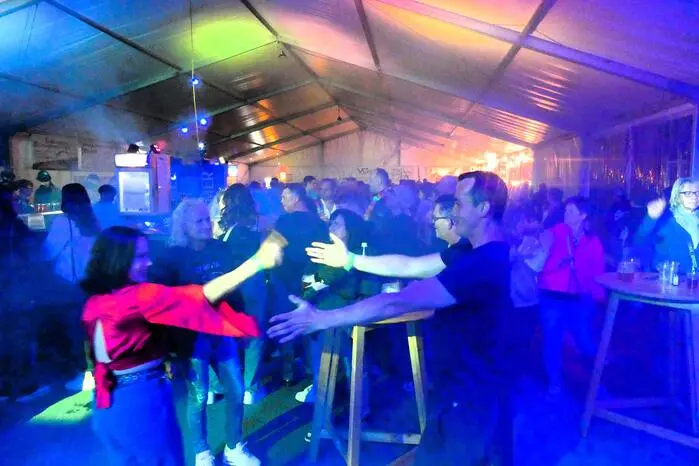 Unter dem Motto „Blaulicht-Party“ brachten rund 500 Feierlaunige das Festzelt zum Beben. Schon um 21 Uhr ging die Post ab. 