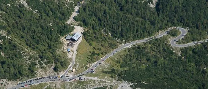 Wegen des Besucheransturms am Vršič-Pass werden die Parkplätze reduziert (Archivfoto)