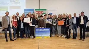 Vertreter der siegreichen Klassen mit Pädagogen und den Organisatoren der BuK.li