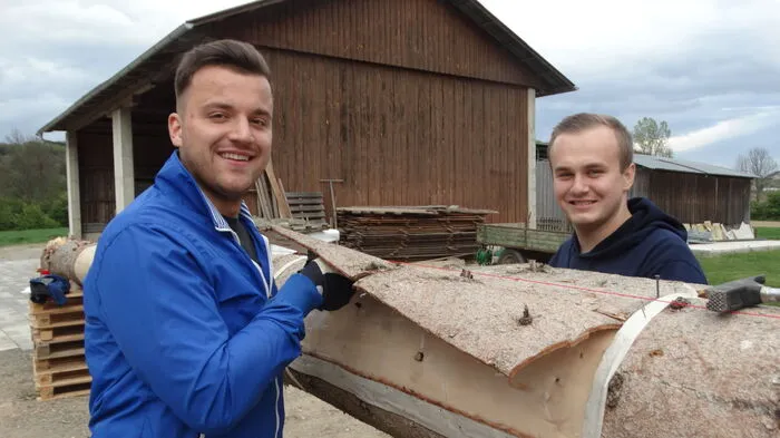 Stefan Prödl und René Rauch zeigen, wie das Schnitzen funktioniert.