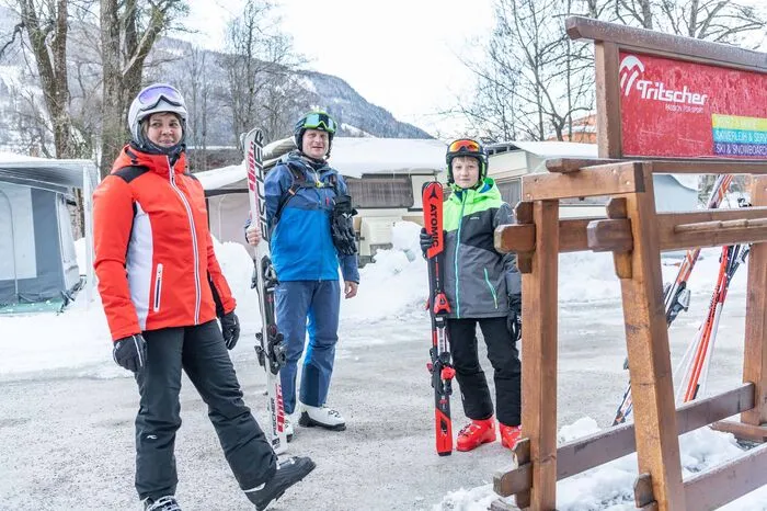 Auf dem Weg zur Piste. Eva, Alexander und Paul Kroiss