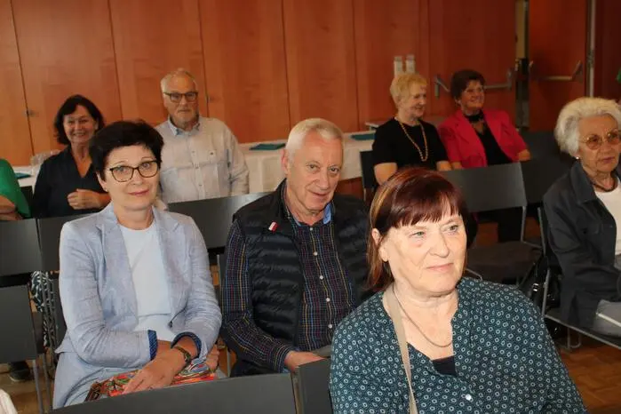 Seniorenbund-Obmann Walter Reiter mischte sich ebenso unters zahlreiche Publikum, ... 