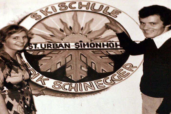 Schinegger mit seiner ersten Frau und dem Skischul-Logo