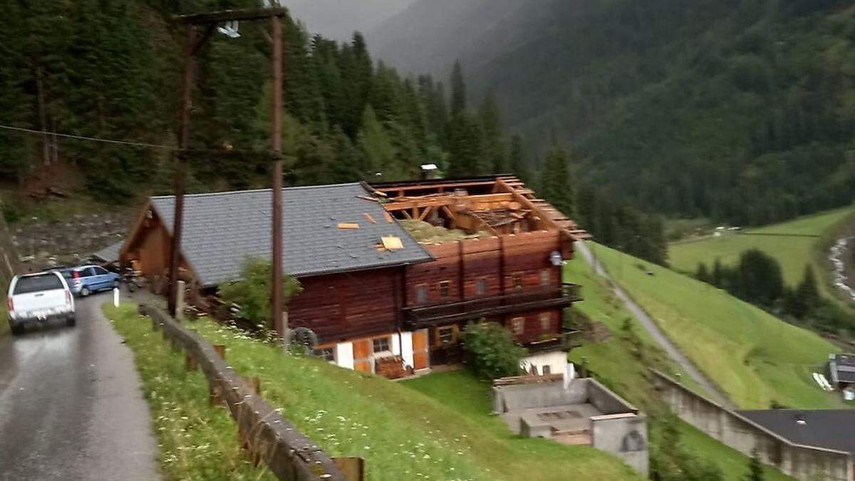 Der Sturm hob das Dach und dieses landete auf der Ostseite des Hauses 