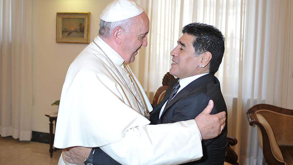 Papst Franziskus mit Diego Maradona