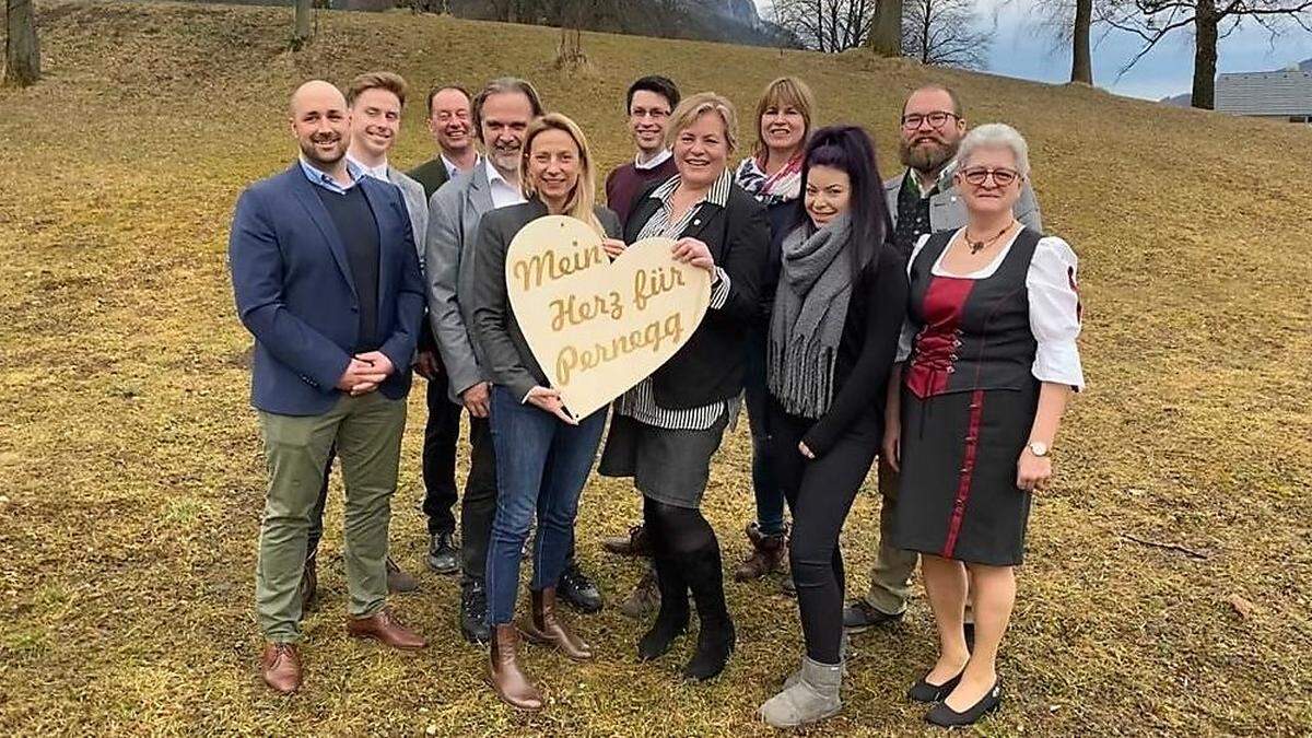 Eva Schmidinger (M.) mit ihrem Team und Stargast Juliane Bogner-Strauß