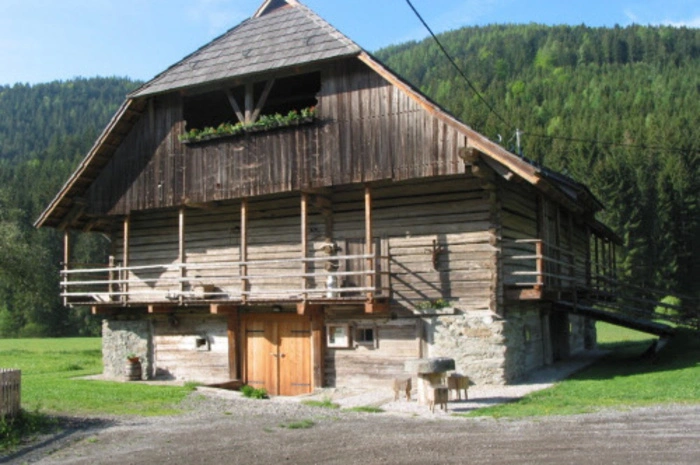 Der alte Pfarrstadl in Deutsch-Griffen wurde zu einem Museum umgebaut. Dort zu sehen sind Alltagsgegenstände aus den Bereichen Forst-, Land- und Hauswirtschaft. Die heurige Sonderausstellung beschäftigt sich mit Keramiken aus Siebenbürgen. Im Juli und August ist das Museum täglich geöffnet, Anmeldung (0664-974 11 10) erforderlich. Eintritt ist frei, freiwillige Spenden erbeten