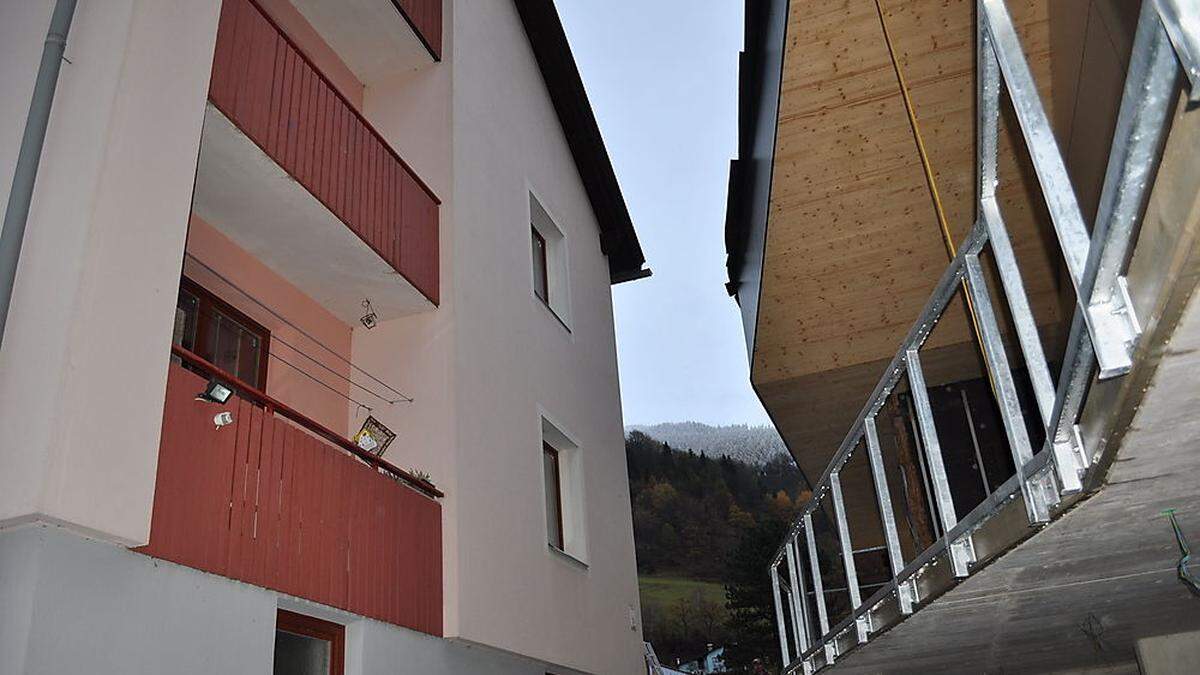 Galerie im Außenbereich des Saals in unmittelbarer Nähe des Balkons der Wohnung im Feuerwehrhaus