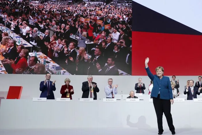 Mehr Bilder vom Merkel-Abschied beim Parteitag in Hamburg.