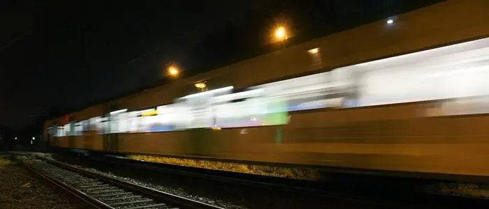 Zug fährt in der Nacht