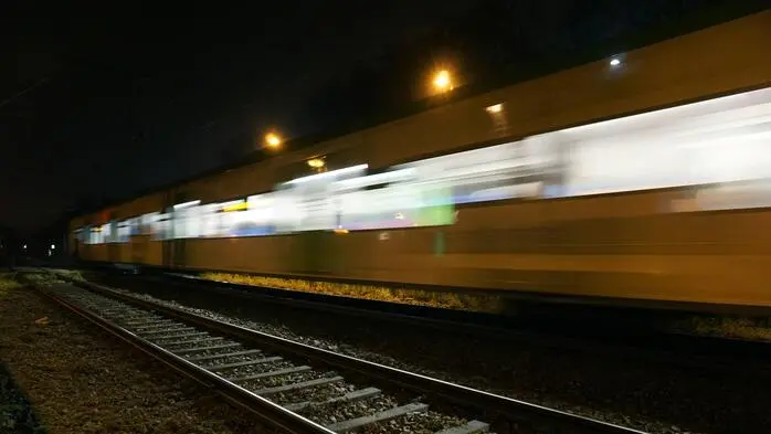 Zug in voller Fahrt.