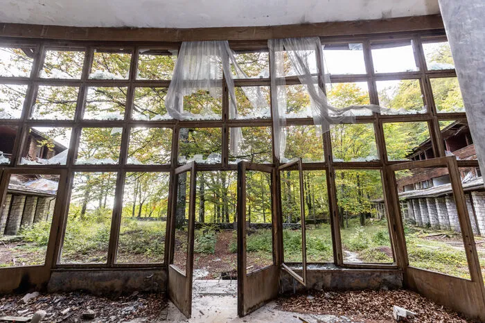Hinter den Kulissen des Sozialismus: In völliger Abgeschiedenheit ließen es sich Tito, der Präsident Jugoslawiens auf Lebenszeit, und seine Mitstreiter in einer heute verlassenen Villa im Nationalpark Plitvicer Seen gut gehen.
