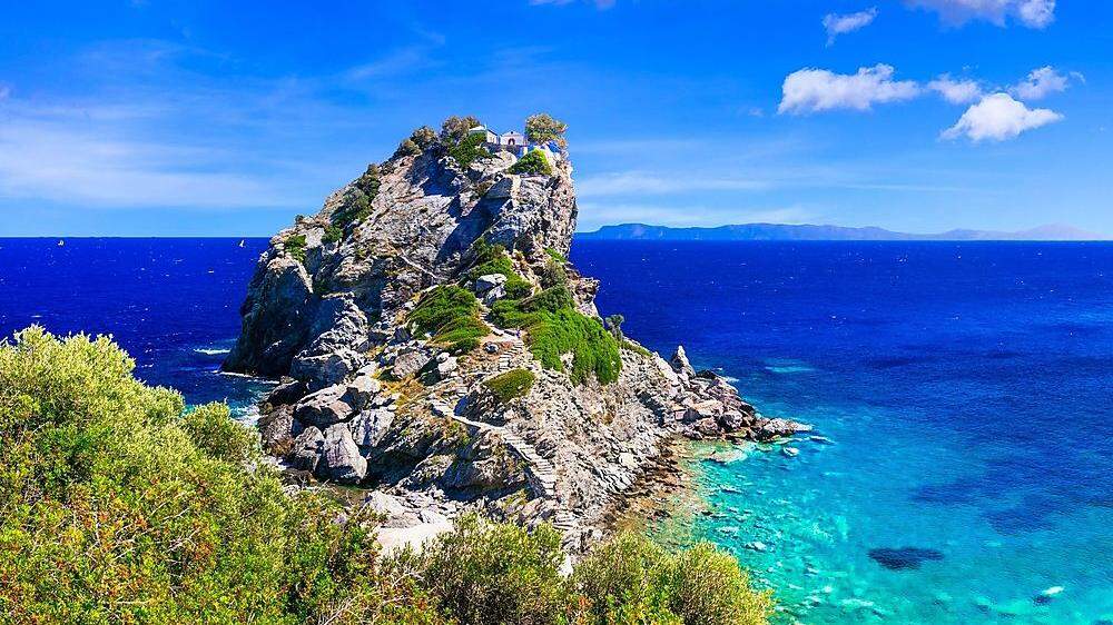 Auf einem Felsen thront die Kirche Àgios Ioánnis sto Kastrí. Sie wurde berühmt durch den Kinofilm „Mamma Mia“