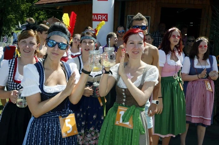 Zwölf Trachtenpärchen garantierten beim achten Dirndlspringen einen unterhaltsamen Nachmittag.