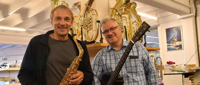 Die Inhaber des Geschäfts mit Instrumenten