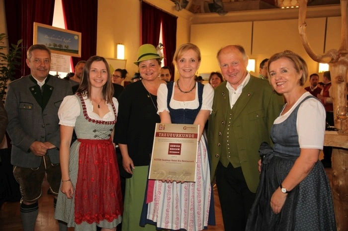 Die Genusswirte Ulrike Retter, Andreas Friedrich sowie Margarete und Karl Stelzer-Hubmann bekamen Urkunden für ihre gastronomischen Verdienste.
